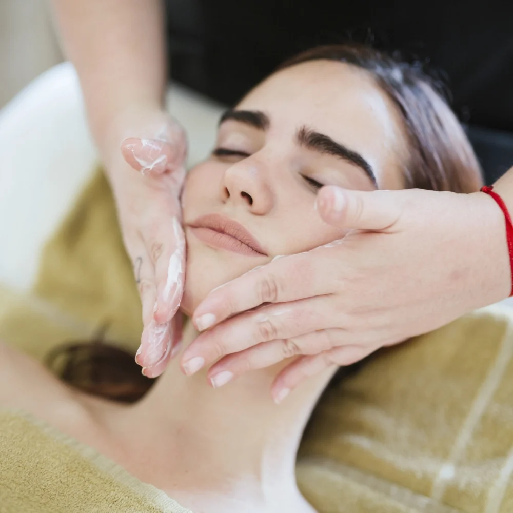 elite-servicio-thumb-young-woman-receiving-facial-beauty-treatment-in-a-2023-11-27-04-51-16-utc elite-servicio-thumb-young-woman-receiving-facial-beauty-treatment-in-a-2023-11-27-04-51-16-utc